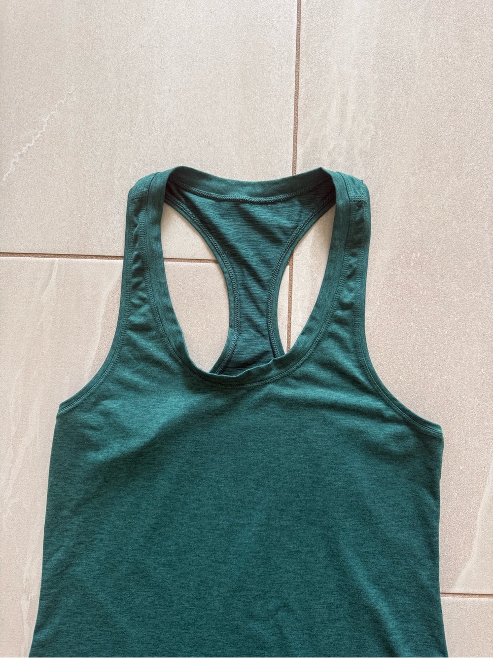 Vuori Women’s Green Heather Racerback Tank Top XS Athletic Yoga Running (no tag) - Picture 3 of 10